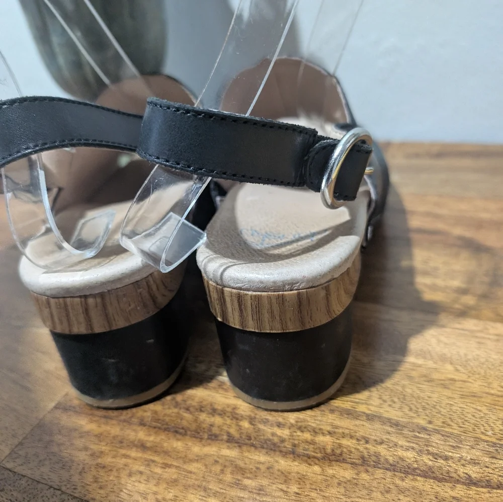 Dansko‎ size 38 Black leather upper lined sandals w/ wood accents